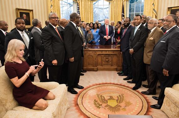 Kellyanne Conway se sienta con los pies encima del sofá mientras Trump se reúne con líderes afroamericanos. 