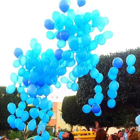 Suelta de globos azules. 