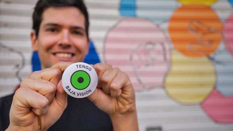 David Macho sujeta la chapa informativa que pone "Tengo baja visión"