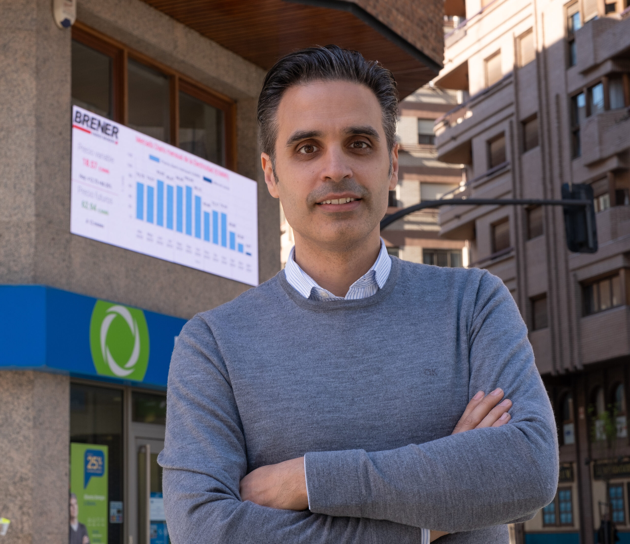 David García Herce, delante de las oficinas de Brener en Gran Vía, 59 donde se muestra un panel electrónico con el pre cio de la energía. Fernando Díaz