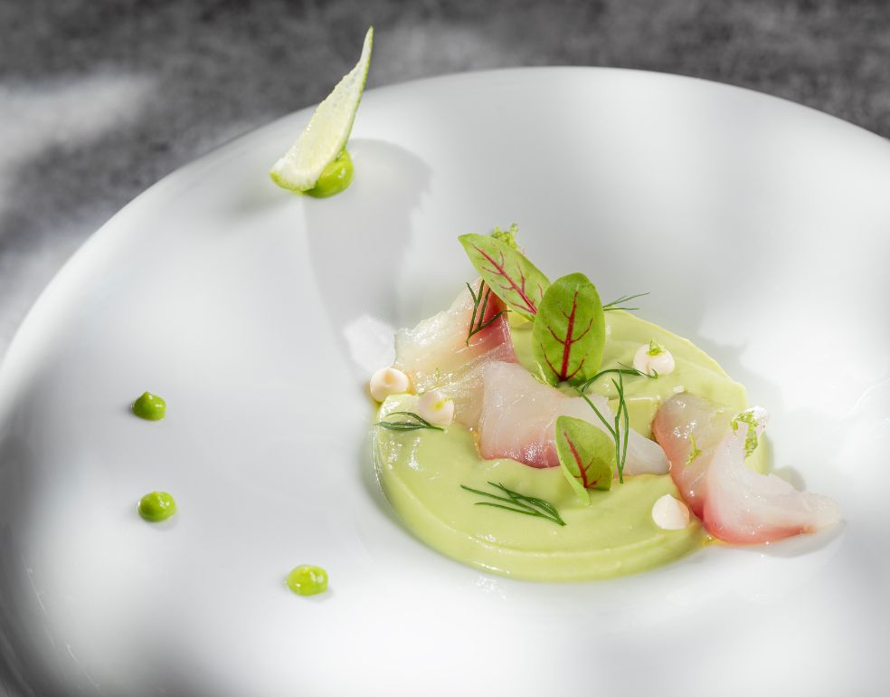 Crema fría de aguacate y coco con 'carpaccio' de salmonete